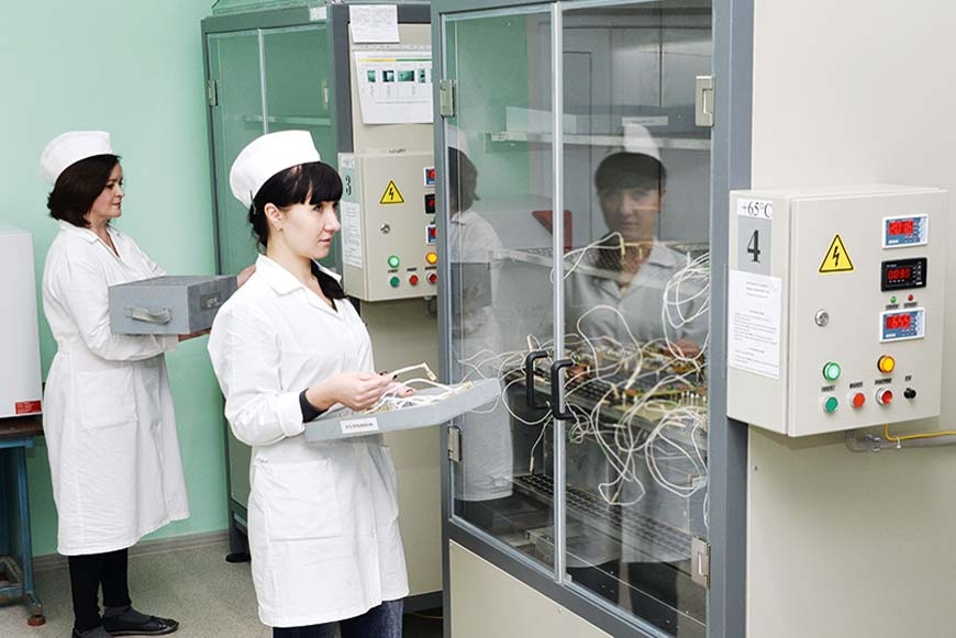 Сотрудницы участка сушки цеха №42 в процессе работы