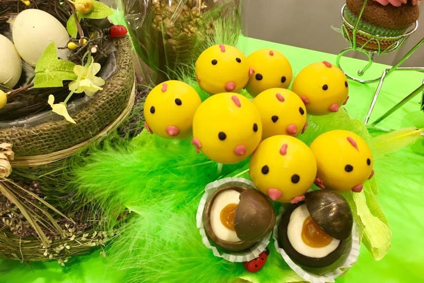 Пирожные с муссом из белого шоколада и пюре маракуйя