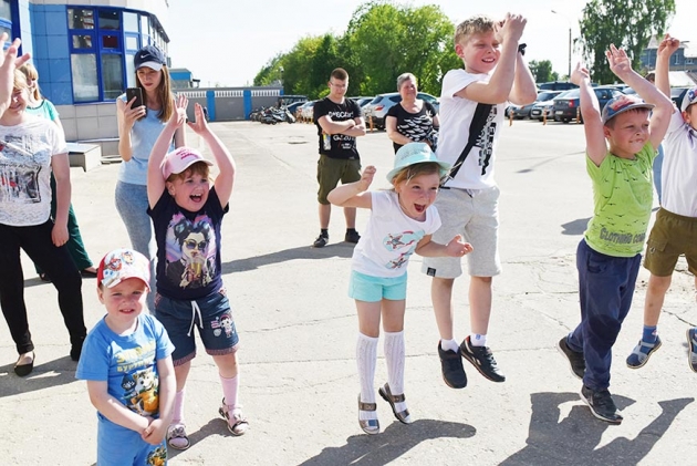 У заводской проходной АПЗ