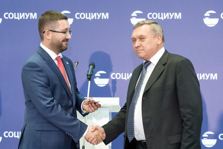 Генеральный директор АО «СОЦИУМ-А» Руслан Ашурбейли и директор АПКБ Владимир Евсеев