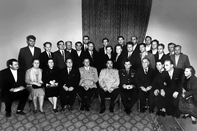 А. А. Расплетин (стоит четвертый слева) среди делегатов партийной организации КБ-1 (на обороте фотографии автографы С. М. Буденого, А. И. Еременко и Ю. А. Гагарина)
