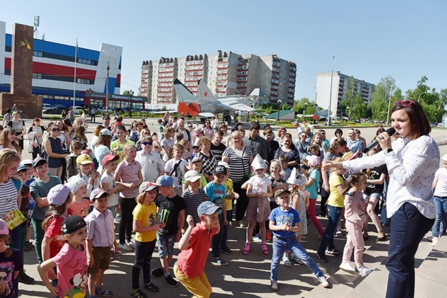 У заводской проходной АПЗ