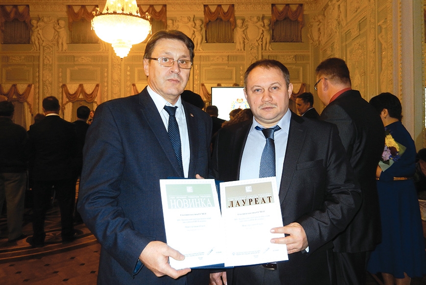 Главный контролёр АО «АПЗ» Василий Аргентов и директор по производству и продажам ГП Владислав Цыцулин на церемонии награждения. Фото Людмилы Цикиной