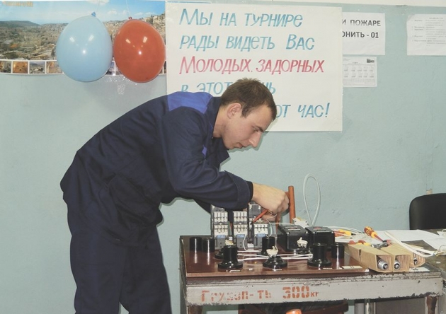 Слесарь-электрик Максим Морозов, цех № 37