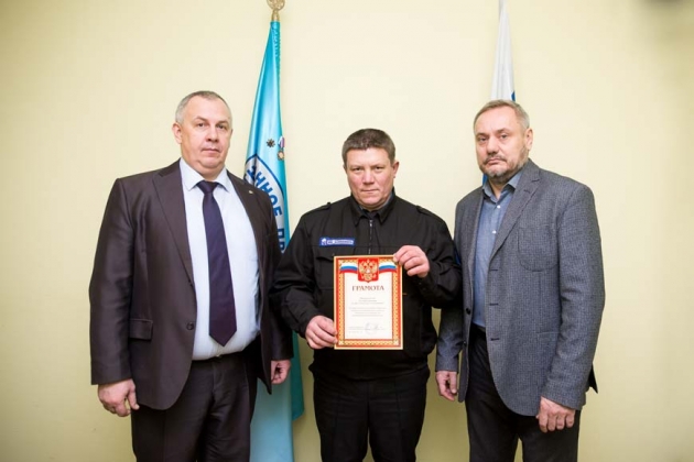 С грамотой Александр Александрович Ледяев