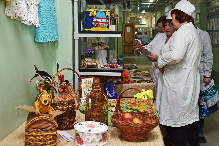 Выставка творческих работ «Наши руки не для скуки, для любви – сердца»