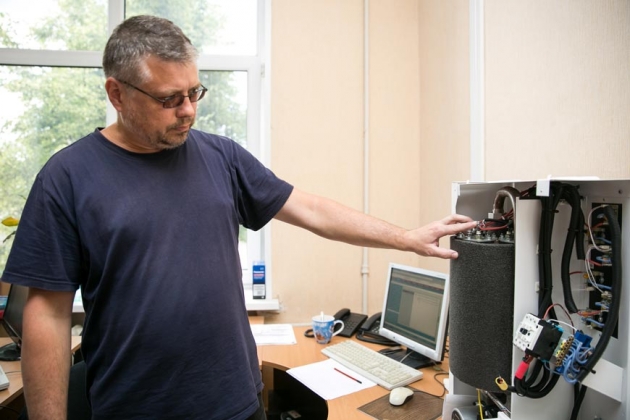 Роман Иванович Бакунин, инженер I категории, отдел главного конструктора (ОГК): новые электрические котлы, сборка которых сейчас ведётся на предприятии, проектировались в этом отделе