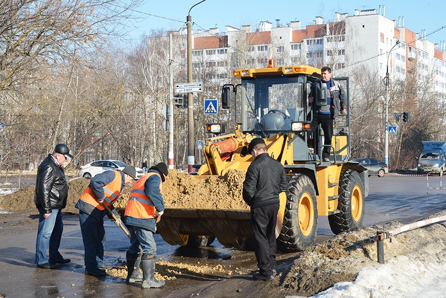 Ремонт дорог выполнялся в соответствии с технологией: ямы очищались ото льда и грязи, засыпались щебнем и утрамбовывались виброплитой