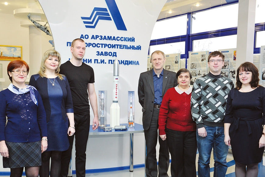 Коллектив КБ-1 отдела гл. конструктора по спецпродукции: инженеры-конструкторы Татьяна Раданцева, Наталия Макарова, техник Алексей Князьков, начальник КБ Виктор Ерышов, инженеры-конструкторы Татьяна Привалова, Сергей Заломов и Галина Парамонова (КБ занимается конструкторским сопровождением производства серийных изделий авиационной и космической тематики). Фото: Елена Галкина