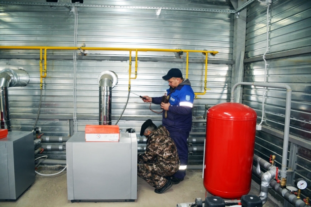 Газ – дело ответственное. Специалисты газовой службы проверяют качество соединений