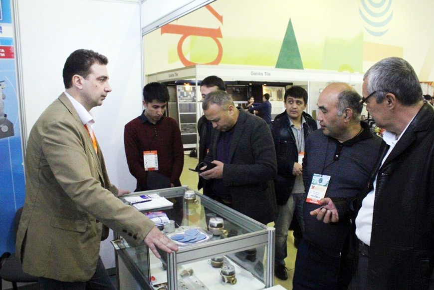 С продукцией АПЗ знакомит начальник отдела маркетинга  Михаил  Сурнин. Фото: из архива участников выставки