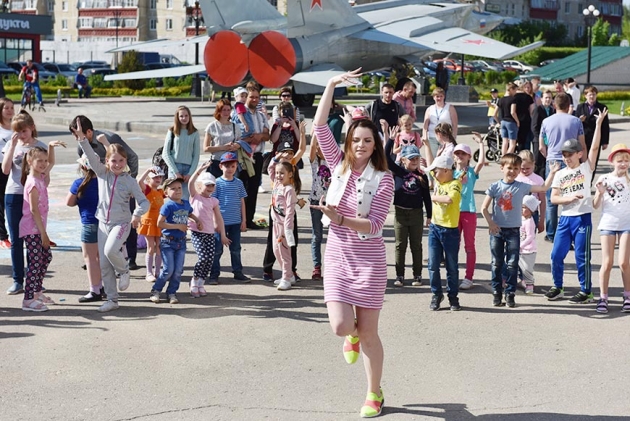 У заводской проходной АПЗ
