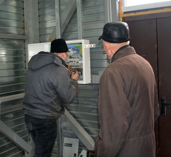Николай Рыльцын наблюдает за работой наладчика