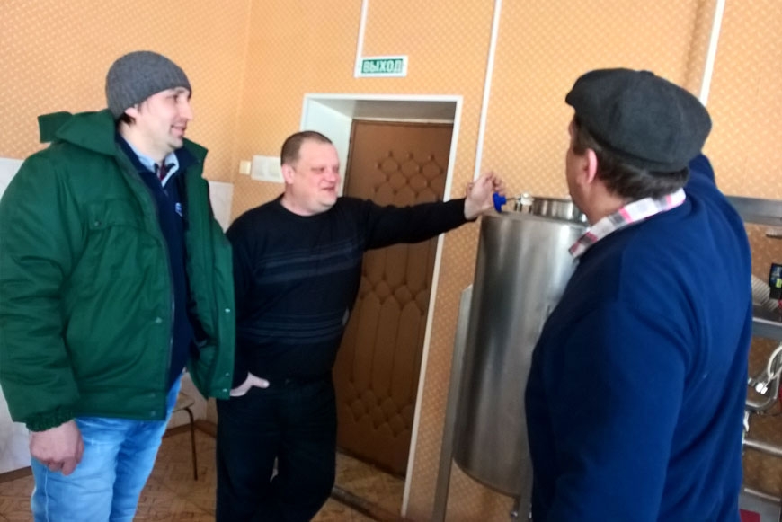 Роман Панфилов, Алексей Безухов, Сергей Сидоров обсуждают достоинства биоризатора