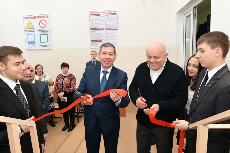 Красную ленточку в честь открытия разрезали директор по персоналу и административным вопросам – заместитель генерального директора АО «АПЗ» – Владимир Смирнов и директор АПК Сергей Ермолаев. Фото: Александра Барыкина