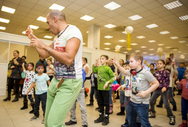 Луис Марреро, основатель школы танцев ML Dance, провёл зажигательный мастер-класс для детей. Латина здорово согревает зимой
