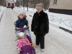 Прабабушка Лиля гуляет с правнучками