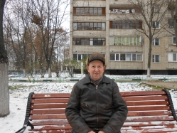 Отдых пожилого человека на лавочке