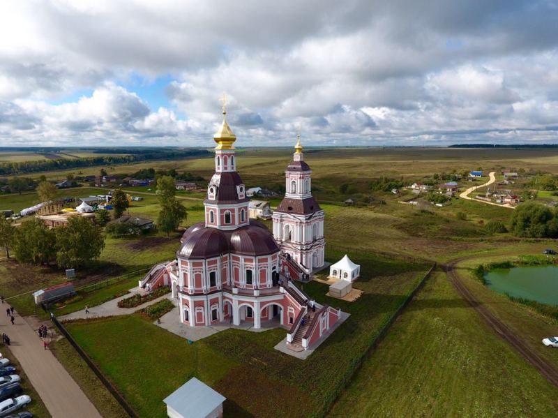 Храм в честь Усекновения главы Иоанна Предтечи в селе Хирино Шатковского района Нижегородской области (вид сверху)