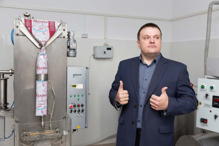 Директор по развитию ООО «СОЦИУМ-ПОСЕЛЕНИЯ» Денис Шмелёв в цехе по обработке нового продукта компании «Молоко как оно есть»