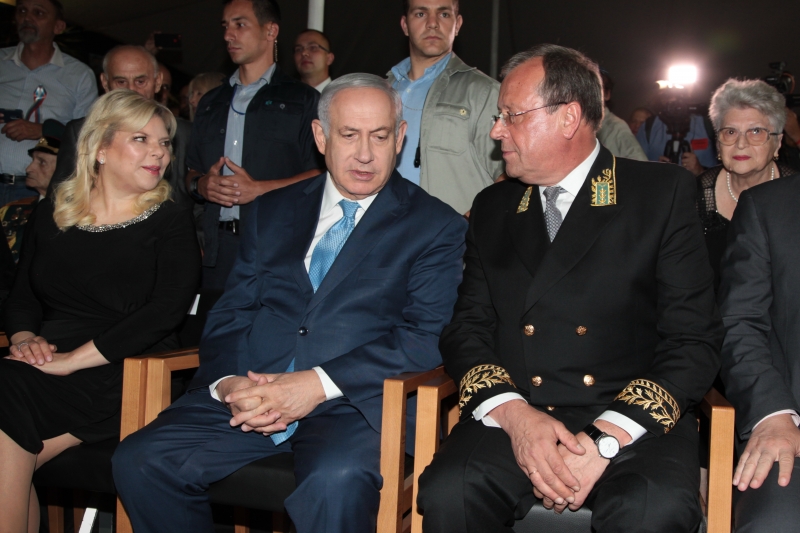 Премьер-министр Израиля Беньямин Нетаньяху с супругой и посол России в Израиле Анатолий Викторов