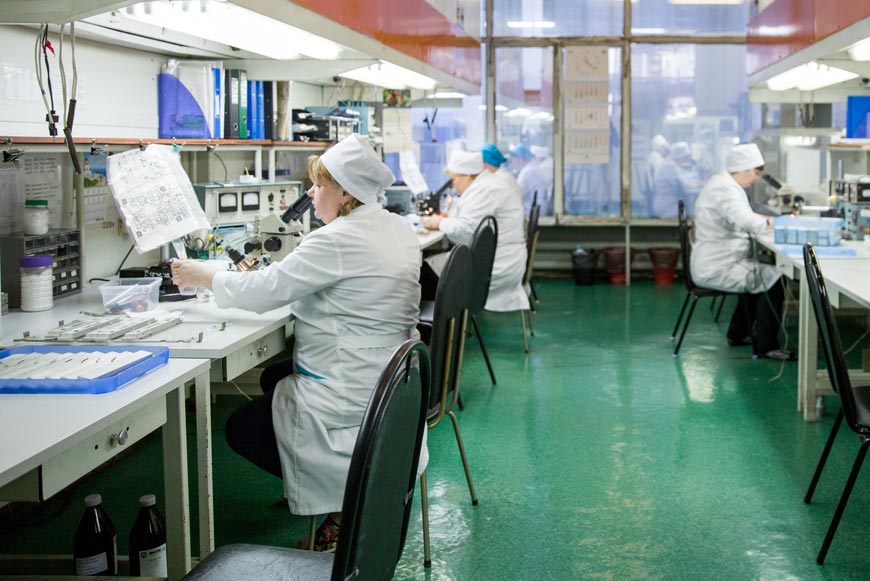 Участок сборки. Когда топология сформирована, пластина порезана на отдельные чипы, здесь происходит сборка изделий в корпуса - приклейка, разварка выводов и так далее. Номенклатура изделий достаточно большая, при этом производство не массовое, поэтому процесс сборки производится вручную