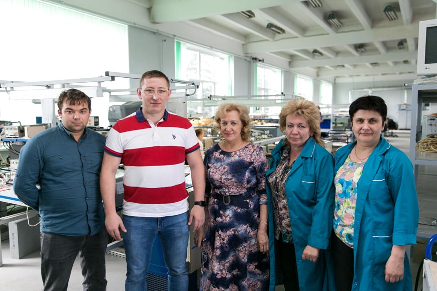 Фото с директором. Слева направо: Илья Николаевич Колесников, начальник отдела технического контроля и метрологии (ОТКиМ), Павел Игоревич Лытенков, директор предприятия, Любовь Васильевна Белова, мастер сборочного цеха, Елена Сергеевна Бельянинова, контролер радиоэлектронной аппаратуры и приборов 6 разряда (ОТКиМ), Марина Николаевна Лаврова, контролер радиоэлектронной аппаратуры и приборов 6 разряда (ОТКиМ)