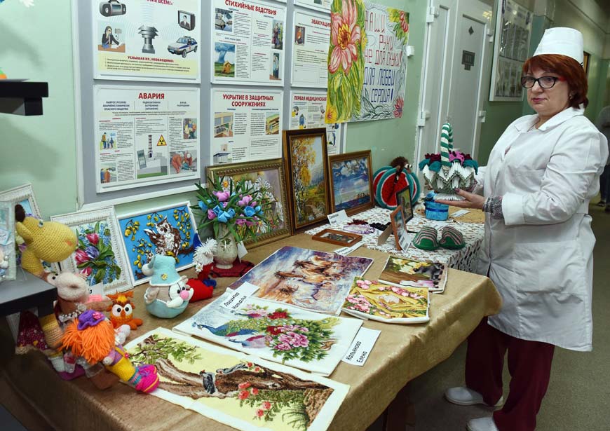 Выставка творческих работ «Наши руки не для скуки, для любви – сердца»