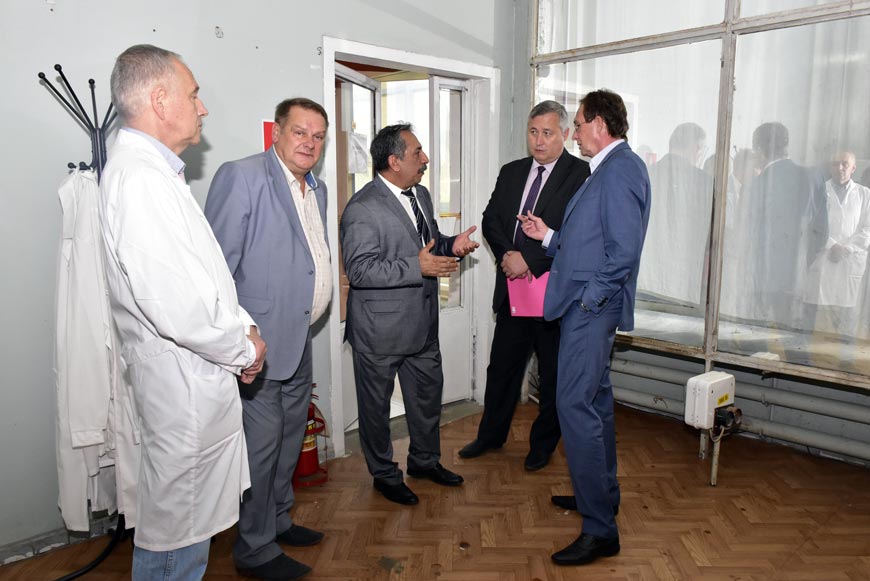 Новый производственный участок НПК-1. Слева направо: зам. директора НПК-1 по науке – Голубский Александр Алексеевич, директор НПК-1 – Галанов Геннадий Николаевич, генеральный директор - Нерсесов С.С., зам. префекта - Новожилов А.Е., префект – Смирнов А.Н.